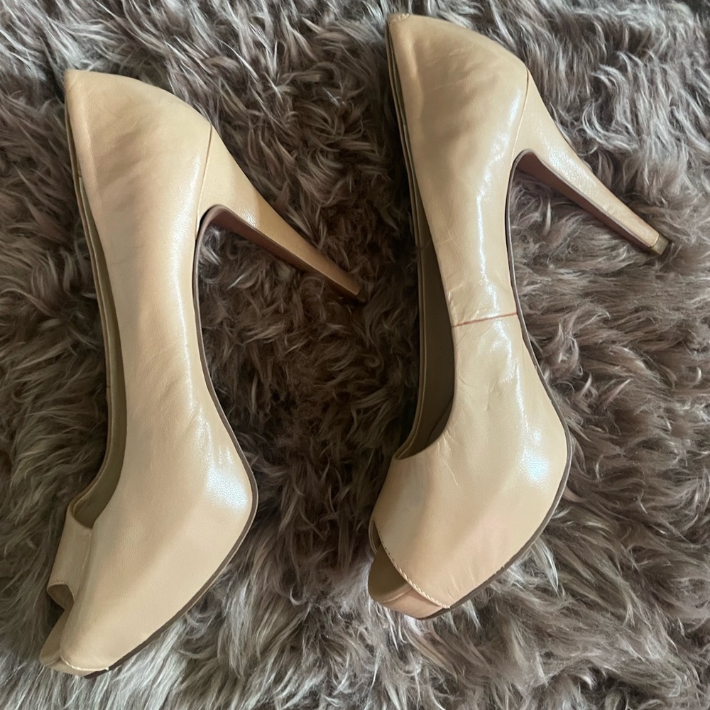 nine west nice peep toe pumps in nude/beige